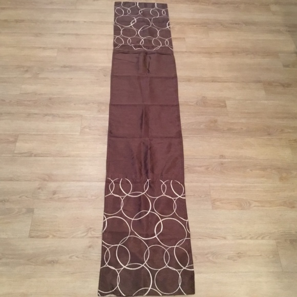Table Runner With Circles - Picture 3 of 4
